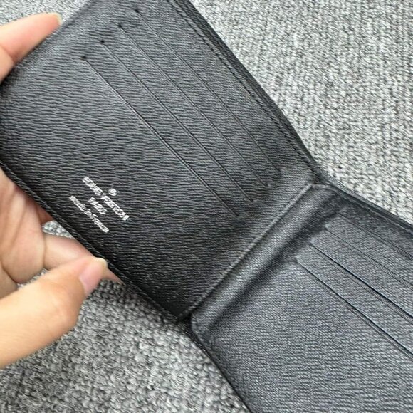 100% Authentic Louis Vuitton Leather Men's Wallet - Picture 4 of 8